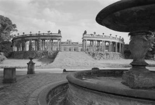 Potsdam. Schloss Sanssouci, Blick durch die Mittelöffnung der Kolonnade auf das Schloß