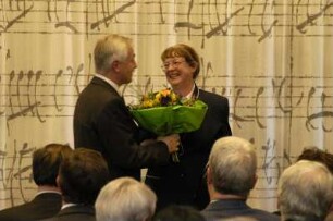 Ilse Boddin, Mitglied des Personalrates der SLUB, überreicht Dr. Thomas Bürger einen Blumenstrauß