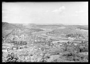 Blick über Wiesen und Wald in Richtung Innenstadt mit Mainspitze, Kreuzwertheim, Maintal, rechts am Bildrand Melanchthonstift