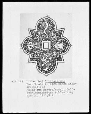 Parzificale in Form eines Stehkreuzes; Fußdetail
