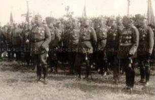 Paul von Hindenburg mit Offizieren