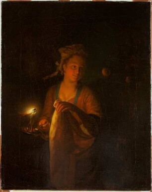 Junge Frau mit brennender Kerze
