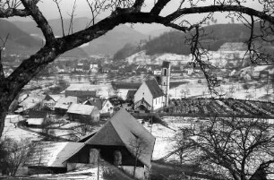 Hausach: Blick von der Höhe auf Hausach Dorf; Kirche und Burg Hausen mit Schnee