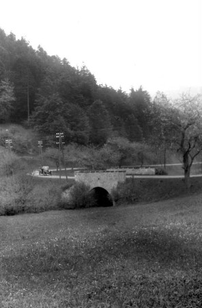 Landschaft mit Auto und Brücke