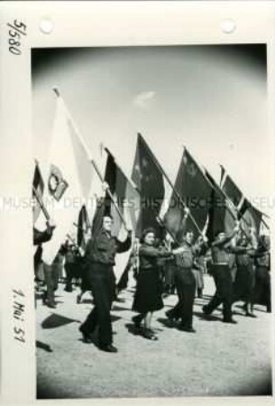 FDJ-Mitglieder auf der Berliner Maidemonstration 1951