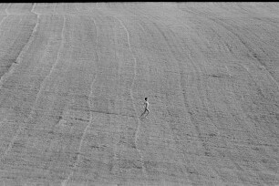Čičmany. Akt-Pleinair 1980. Abgeerntetes Feld mit einer rennenden jungen Frau