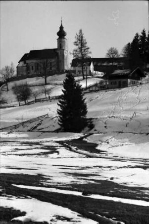 Wildsteig: Kirche [St. Jokob] auf Berg, im Vorfrühling