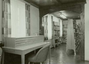 Altenberg, Stadtbibliothek, Inneres mit Bücherregalen und Katalogtisch