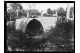 Bogenbrücke in Südthailand : Südthailand. Ansicht einer Bogenbrücke im Dschungel, 1912/1913