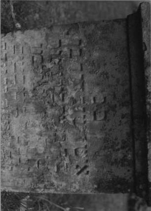 Grabstein 400 (Index: 99789396) Material: Sandstein Zustand: stark verwittert mit Textverlust Maße HxBxT: 66x51x10 cm: Grabstein 400A