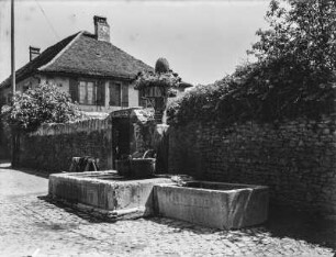 Brunnen : Brunnen am Straßenrand der Gemeinde Bevaix