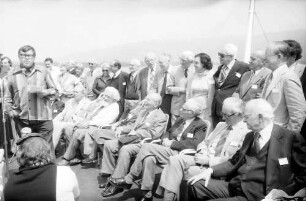 31. Tagung 1981 (29.6.-3.7.) Mediziner; Maikäferrede an Bord: Daniel C. Gajdusek in der Mitte, rechts sitzend: Sir Peter Medawar, Konrad Lorenz, Frau Pauling, André F. Cournand, Sir Hans A. Krebs, Rodney R. Porter, Linus C. Pauling, stehend: Lady Medawar, ?, Christian R. de Duve, Frau Luria, Salvador E. Luria, Nikolaas Tinbergen, Sir John C. Eccles, Sir Bernard Katz, Adolf Butenandt, Rosalyn Yalow, Severo Ochoa, Ernst O. Fischer, Thomas H. Weller