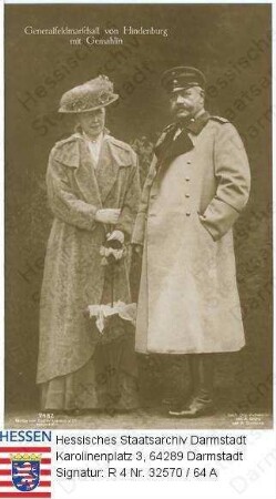 Hindenburg, Paul v. (1847-1934) / Porträt in Uniformmantel mit Ehefrau Gertrud geb. v. Sperling (1860-1921) / stehend, Ganzfiguren