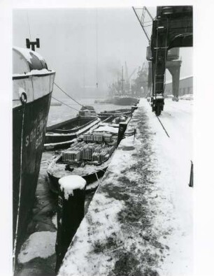 Hamburg. Hafen. Schiffe liegen am verschneiten Kai