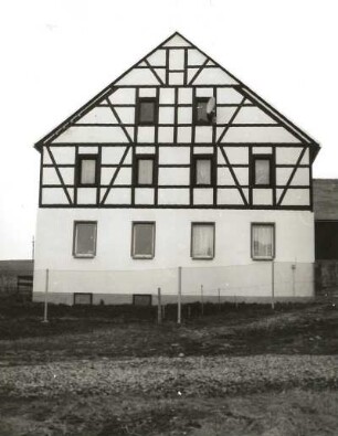 Sayda-Ullersdorf. Gehöft, Nr. 15. Wohnhaus mit Garagenanbau, Giebelfront