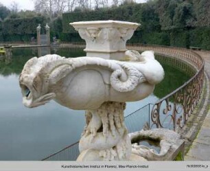 Brunnen mit Meeresungeheuern als Sockel