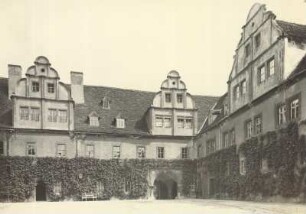 Schloss Forderglauchau, Schlosshof