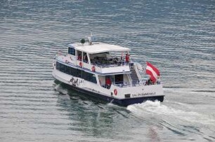 Sankt Wolfgang - Ausflugsschiff : Ein kleines Ausflugsschiff fährt über den Wolfgangsee. Aufgenommen in Sankt Wolfgnag 2008