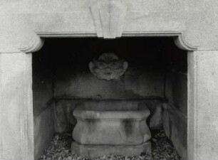 Milkel (Kreis Bautzen), Brunnenbecken und Maske (um 1720, Sandstein), Schloss, Souterrain Freitreppe