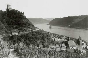 Kaub, Ortsansicht : Kaub. Ortsansicht mit Dorfkirche. Blick nach Südosten gegen Burg Gutenfels und Pfalz (rheinaufwärts)