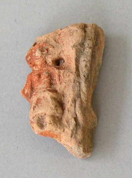 Figurine en argile (fragment de récipient)