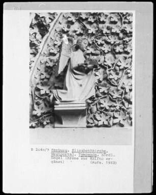 Westportal der Elisabethkirche — Die Muttergottes als Himmelskönigin — Engel mit Krone