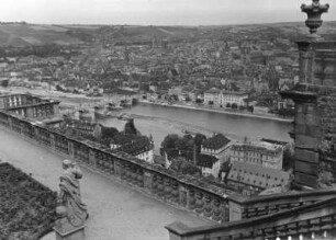 Würzburg, Blick von der Festung Marienberg auf den Main mit der alten Mainbrücke
