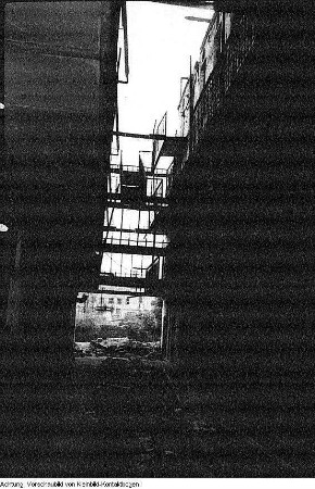Gefängnisgebäude. Durchgang im Zellentrakt