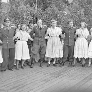 Kulturfest nach der Grundsteinlegung in Briesen. Junge Frauen in festlicher Spreewaldtracht. : Kulturny swjedźeń po połoženju zakładneho kamjenja w Brjazynje. Młode žony w Błótowskej swjedźenskej drasće.