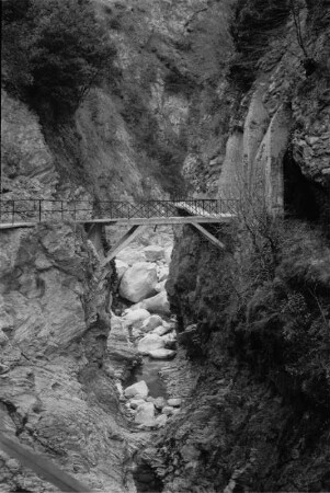 Klamm : Durch Stege und Brücken für Besucher begehbar gemachte Klamm.
