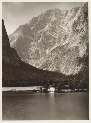 Blick auf die Wallfahrtskapelle St. Bartholomä am Westufer des Königssees auf der Halbinsel Hirschau gelegen. Im Hintergrund das Felsmassiv des Watzmann