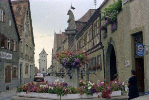 Mainbernheim: Brunnen, Hintergrund Stadttor