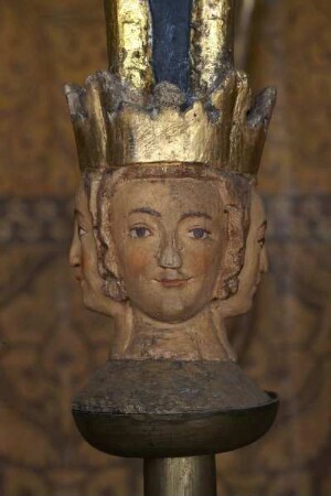 Dreikönigsaltar — Kopfkapitelle — bekrönter Jüngling