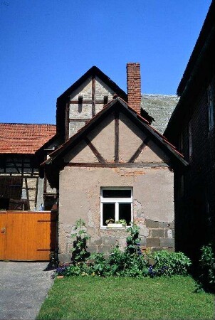 kleine Wirtschaftsgebäude eines Hofes, eins mit Schornstein (Futterküche, Waschküche?)