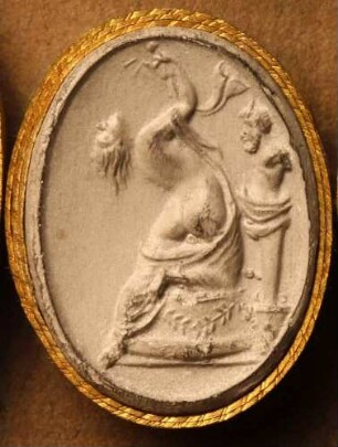 Rückenansicht einer vor einer Panherme knieenden Bacchantin (Daktyliothek, Das Alterthum nach Lippert und Visconti)