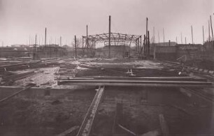 Güstrow. Bau der Versammlungs- und Ausstellungshalle. Baustelle mit Stahlprofilen gegen montierte Stahltragwerke