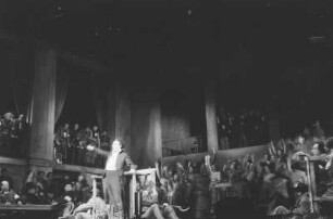 Szenenbilder aus der Oper "Dantons Tod" von Gottfried von Einem an der Deutschen Staatsoper Berlin: mit Hans Reinmar in der Titelrolle und Erich Witte als Robespierre, Elisabeth Grümmer u. a. : Szene mit Hans Reinmar als Danton (Mitte)
