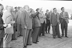 Märkt: Gruppe: Bundesverkehrsminister Seebohm, Regierungspräsident Dichtel und Regierungsbaudirektor Leins
