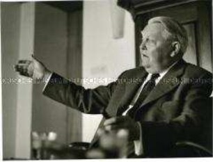 Ludwig Erhard in seinem Haus am Tegernsee
