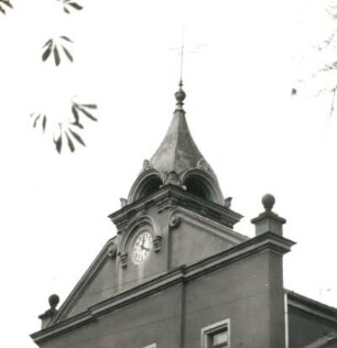 Cossebaude, Bahnhofstraße 5. Hans-Grundig-Oberschule (1893). Bekrönung des Mittelrisaliten