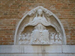 Venedig - Historische Marienfigur : Historische Marienfigur an der Fassade der Kirche San Tommaso. Aufgenommen am 8. August 2011 in Venedig