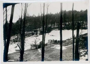 Foto einer französischen Stellung oberhalb Waldhaus südwestlich Saint-Marie-aux-Mines, im Vordergrund das zerstörte Gebäude