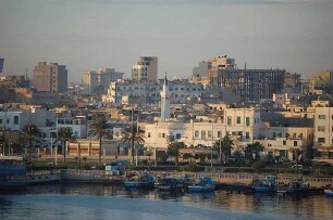 Tripolis - Hafen und Stadt : Fischereihafen und Stadtzentrum von Tripolis, Libyen, aufgenommen 2006