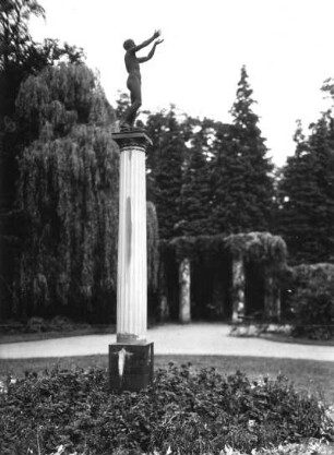 Neustrelitz, Säule mit betendem Knaben : Guß nach Kopie nach griechischem Original. Säule mit betendem Knaben. Metallguß, Marmor. Ende 4. Jahrhundert vor Christus/um 1840. Neustrelitz, vor der Orangerie