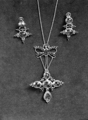 Garnitur aus Anhänger an Kette und Ohrgehängen