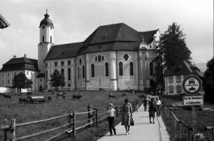 Wies: Fußweg zur Wieskirche [Wallfahrtskirche zum Gegeißelten Heiland auf der Wies]