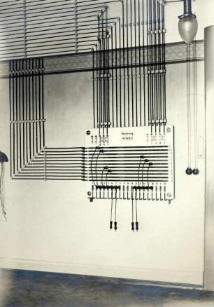 Verteilungstafel in den Laboratoriumsräumen : Dresden-Südvorstadt, Helmholtzstraße 9. Königlich Sächsische Technische Hochschule; Elektrotechnisches Institut. Verteilungstafel in den Laboratoriumsräumen