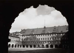 Gotha. Schloss Friedenstein. Ansicht des Corps de Logis (Nordflügel) von Südosten über den Schlosshof