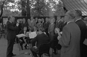 Konzert des Männerchors des Gesangvereins "Silcherbund" im Stadtgarten.