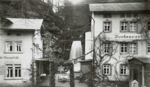 Restaurant "Beuthenfall" im Kirnitzschtal, Straßenansicht mit Wasserfall